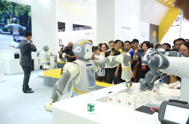 “機(jī)”動(dòng)時(shí)刻，智領(lǐng)未來 中瑞福寧機(jī)器人閃耀2018世界機(jī)器人大會(huì)